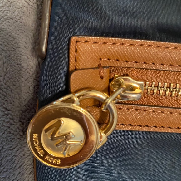 Micheal Kors crossbody - Picture 3 of 4